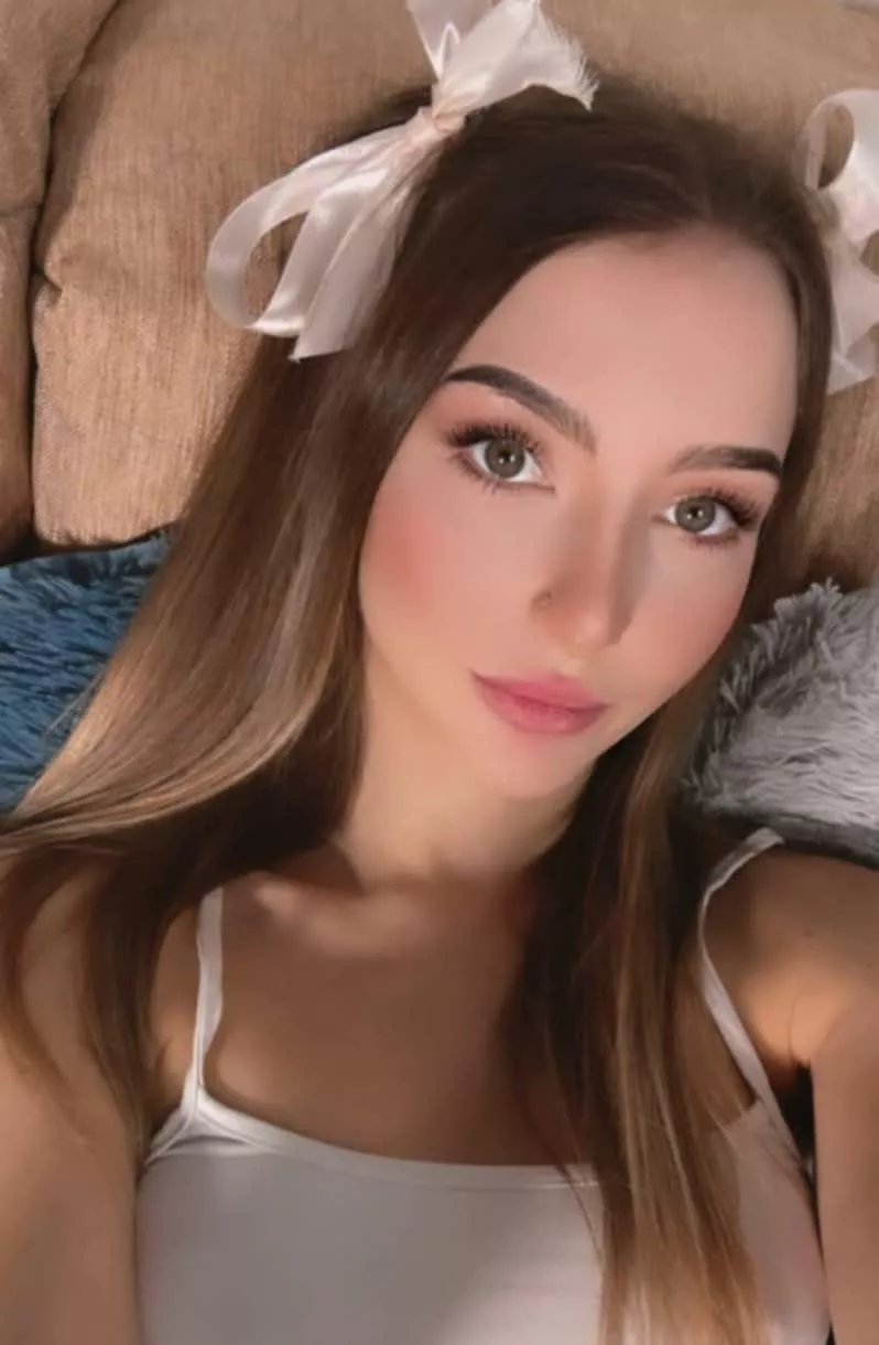 Alexia (@secrethoneygirl)