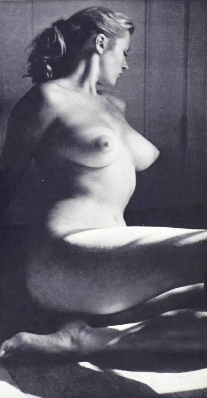 Anita Ekberg posing for sculptor Sepy Dobronyi (1956)