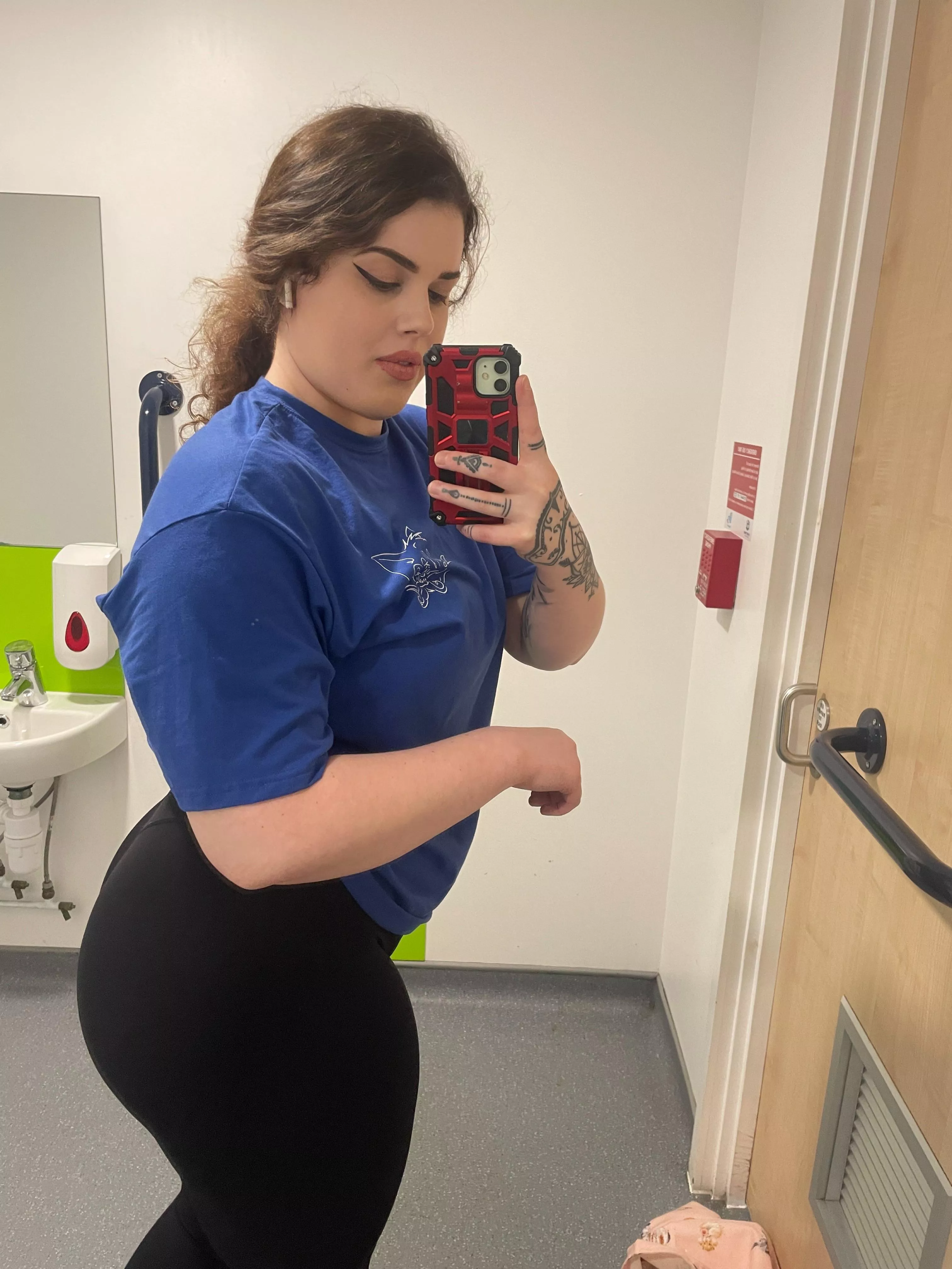 Black leggings doesn't need to be boring 