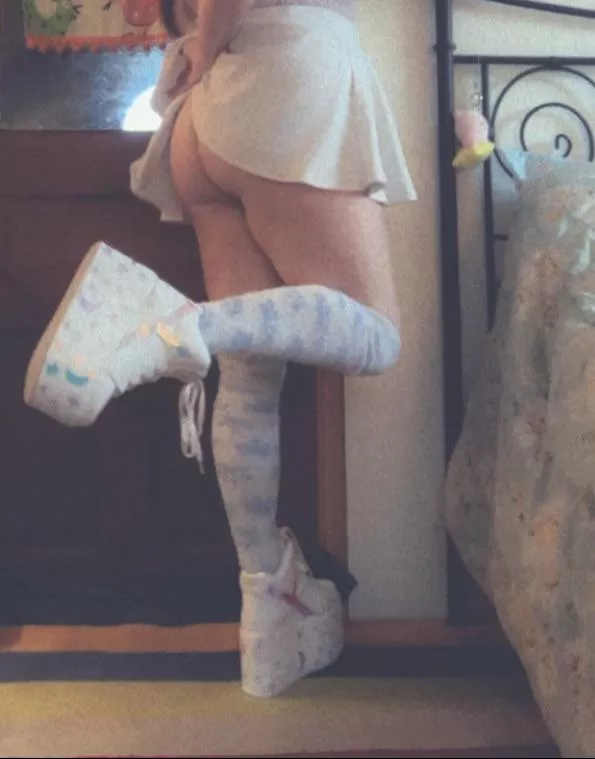 Bunny tail comes in today! Who wants to see pictures when I get it?😋💕🐰