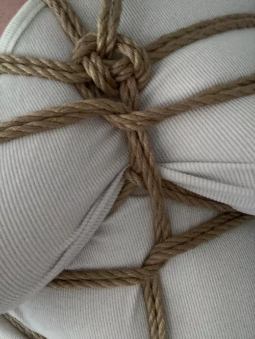 Experimenting with pressure in self-tying