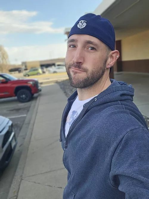 Hey.
Let this be your reminder, no matter how low,  tired, stressed or broken you might be feeling right now.
You matter.
You're worthy.
You're beautiful.
You're loved.
You're strong.
Youre deserving.
It's okay not to be okay. Life is pk