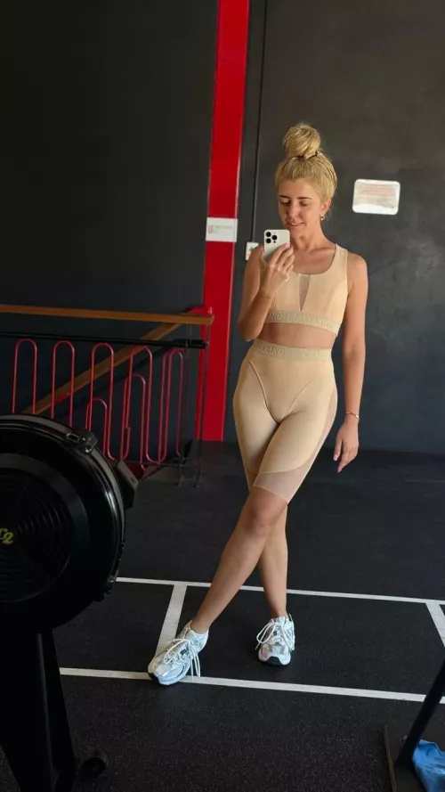 I m that girl who shows off to all the guys in her leggings