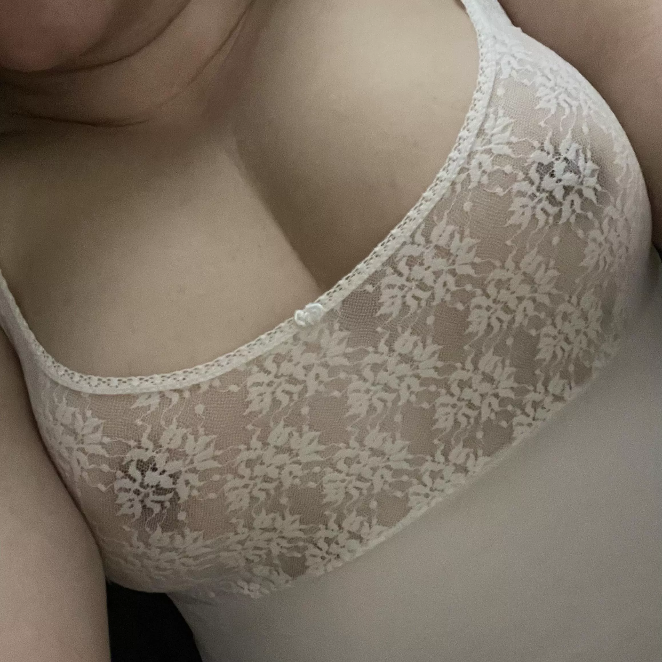 I think white lace looks good on me