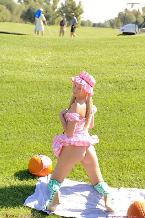 Imagine trying to sink a putt with this going on