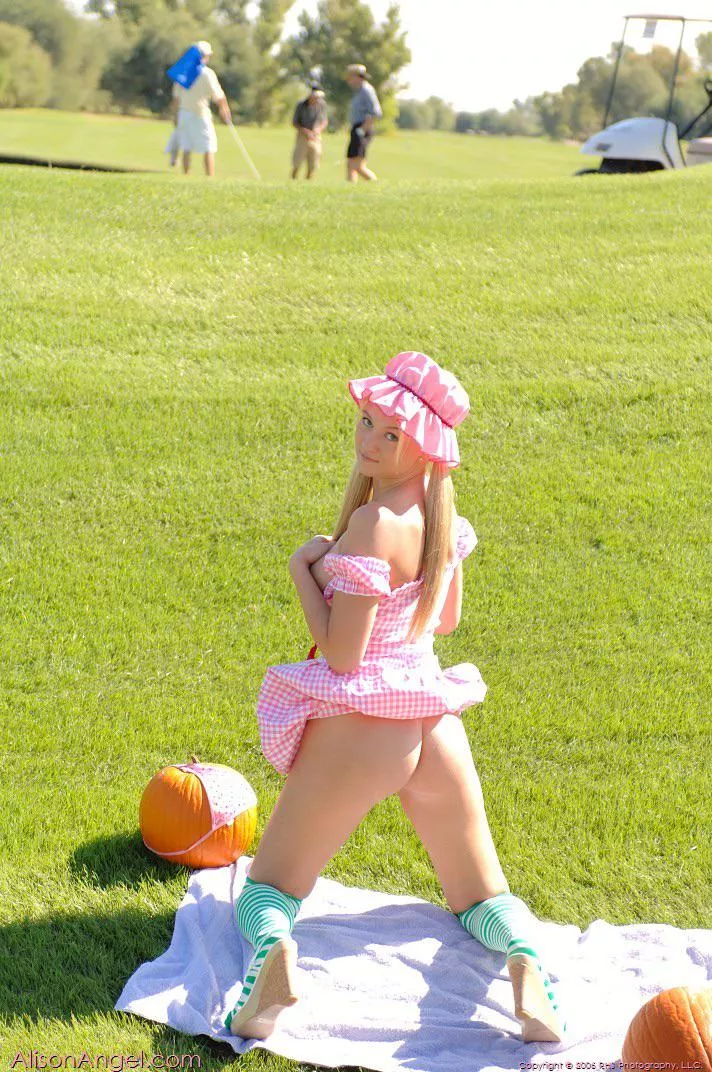 Imagine trying to sink a putt with this going on