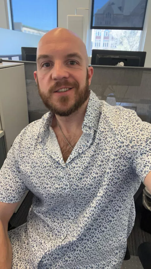 It’s above 65° in Wisconsin so that means Miami vibes button down for work 😎