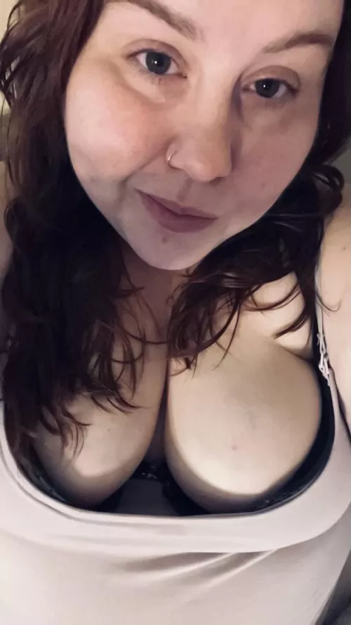 Kind of bored today 😩 someone come entertain me 😈