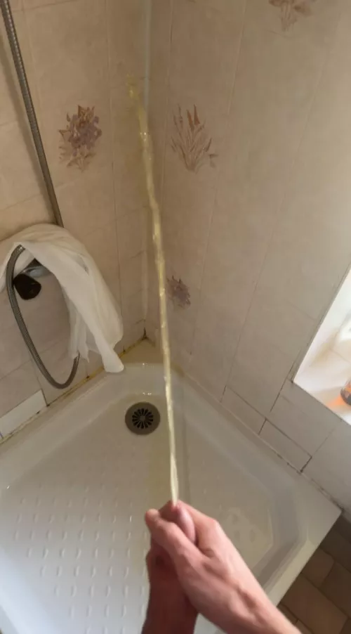 Morning piss in the shower, who want to be my piss friends ? 