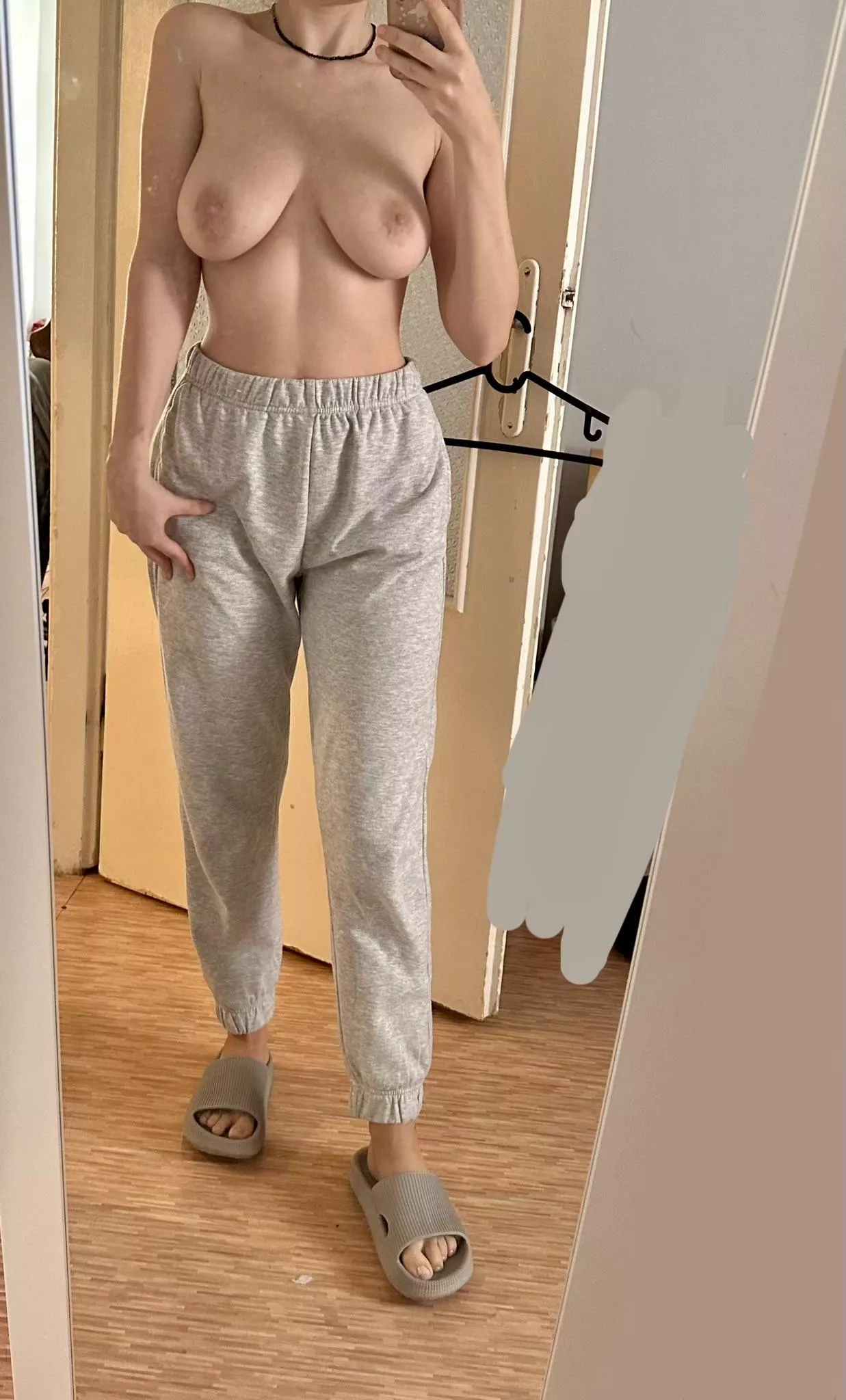 Nothing wrong with spending the day in your sweats – as long as you're topless! [f]