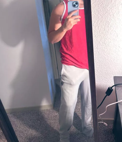 Off day from working in the hospital, went to the gym in these grey sweats, can you see it