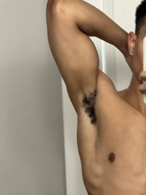 Post workout pits. Want a sniff? 🥵