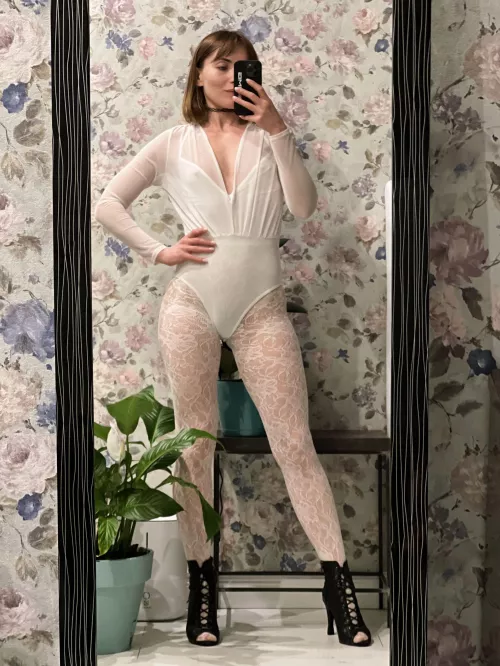 Showcasing my white style outfit for today's casual outing.