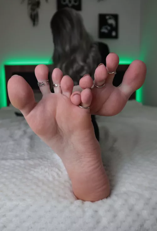 Think my toes are easy enough to suck from this position?