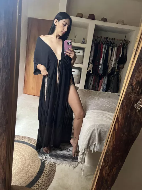 To be both classy and sexy is the art of being a lady 🖤