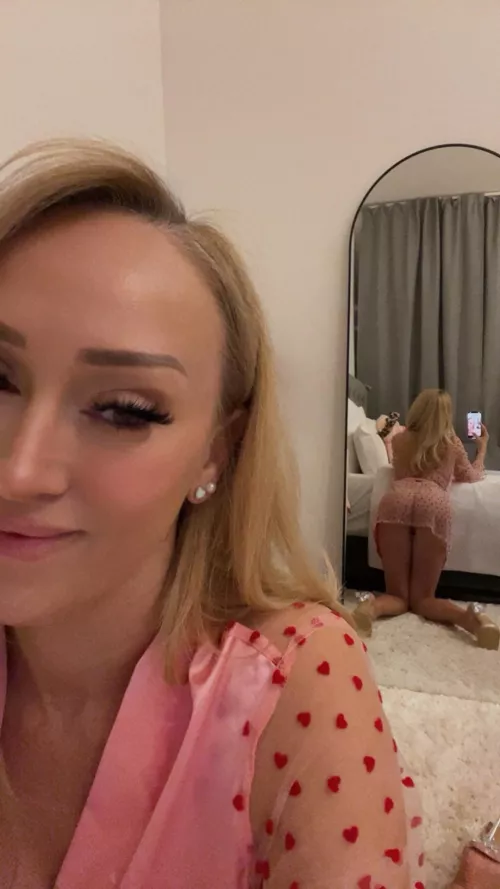 Ur favorite Lawyer Milf here again. I want feel your massive cock from behind ;)