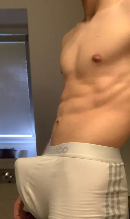 18 with abs and hung. Looking for guys with abs who show face. Hmu @justin_p001