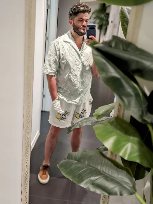 33 M UK; recently started playing Destiny 2 - anyone wanna be my mentor? 🥹 Happy to make general gaymer friends too! Drop me a message 