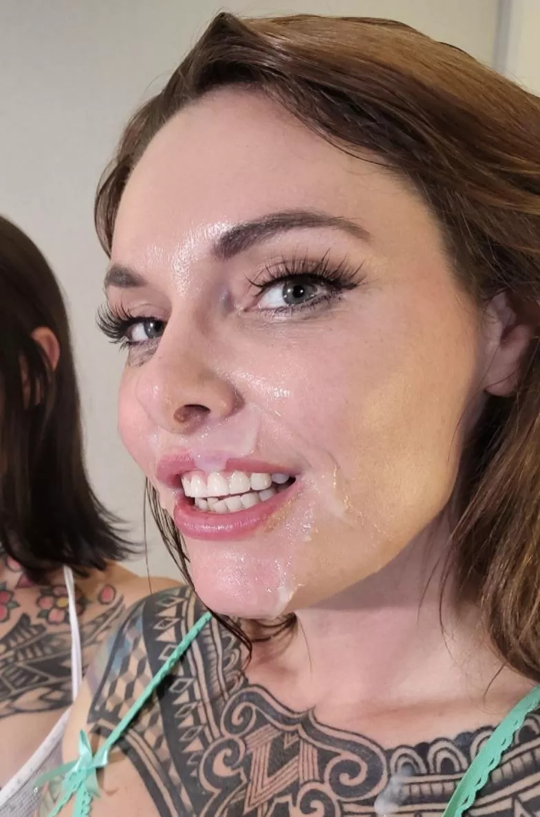 Cum on my face makes me Xtra happy :) 