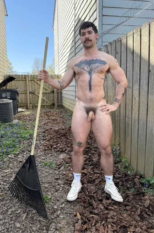Do we like a man who gets sweaty working in the yard? 