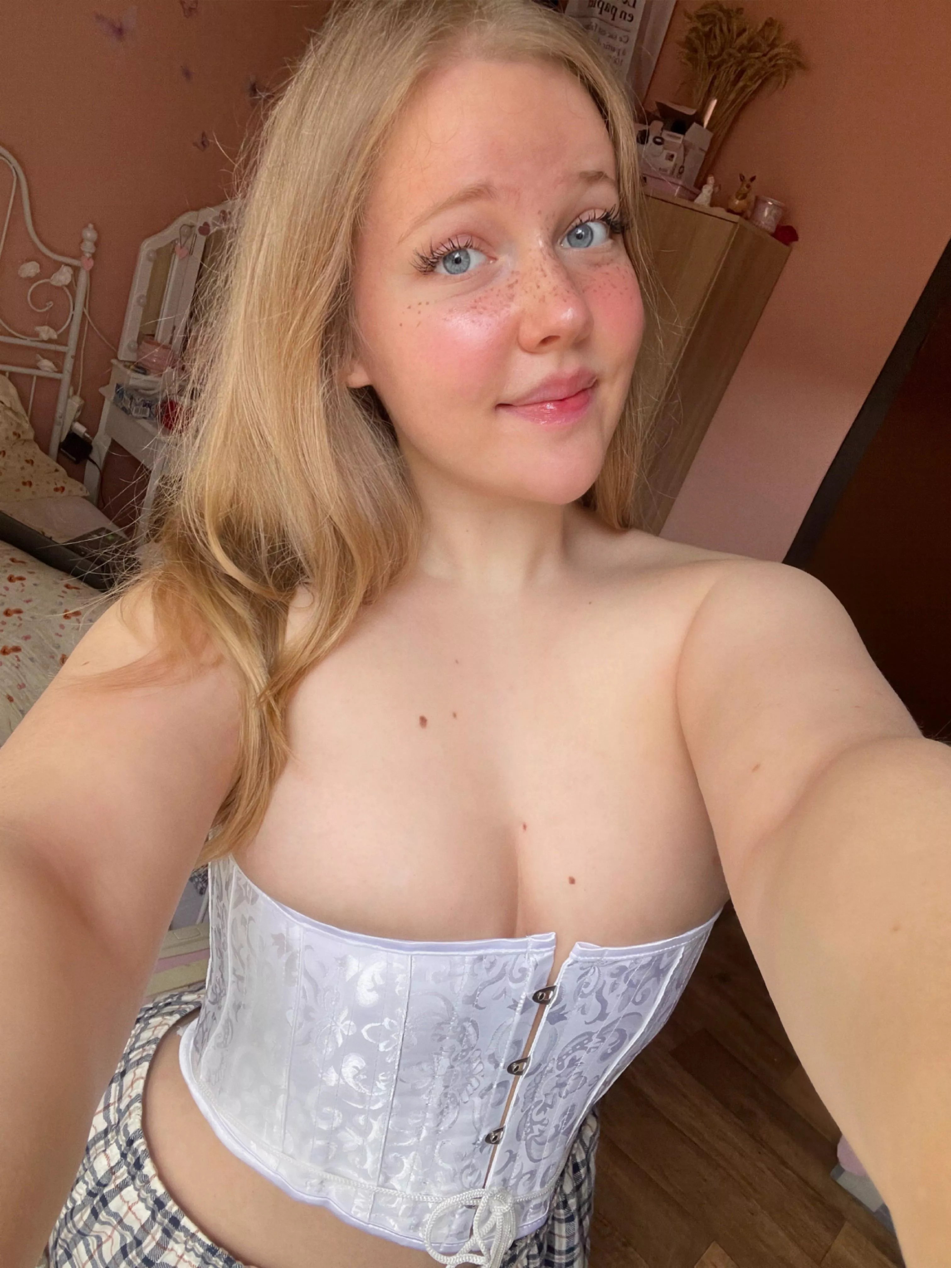 Do you like this white corset on me?