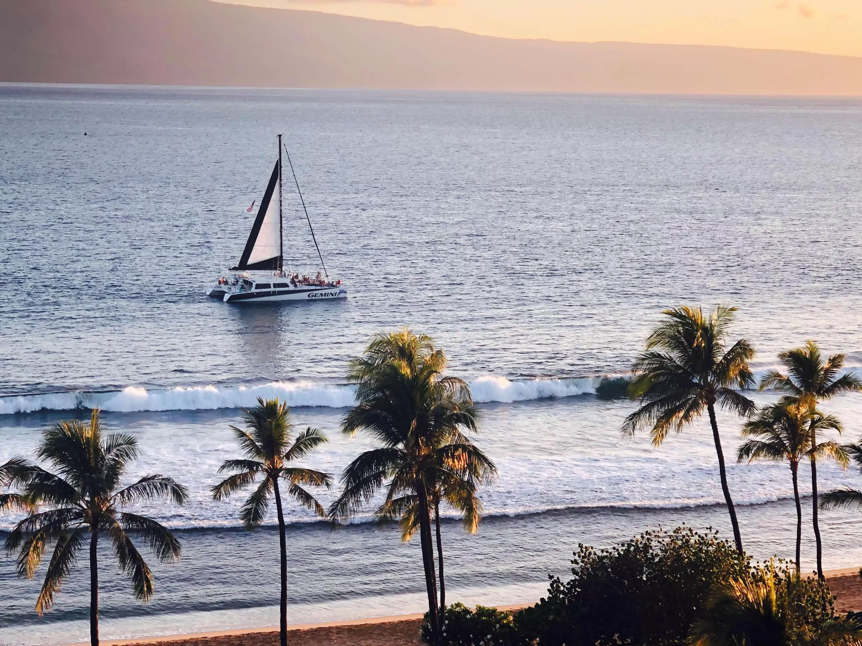 Gentle waves and warm sea breeze 