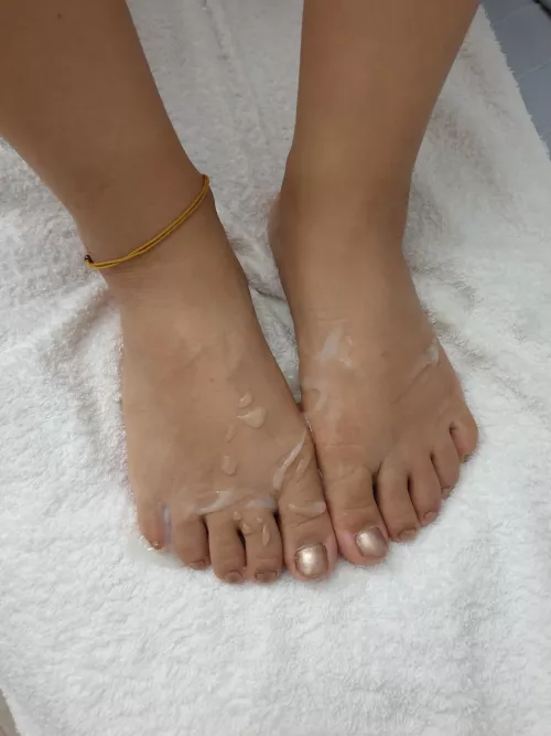 I let him cum on my feet 🤭🏅