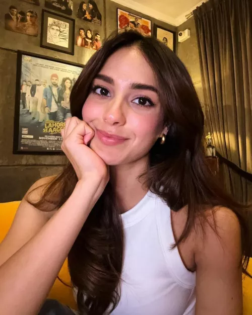 Iqra Aziz is gorgeous