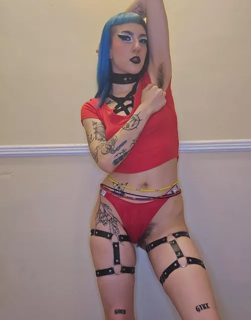 Just a lil peak of this goth girls sexy armpits and bush ... 