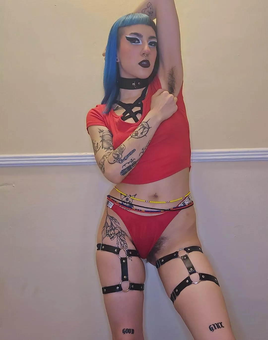 Just a lil peak of this goth girls sexy armpits and bush ... 