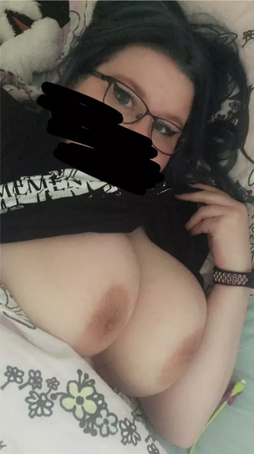 just wanna stay in bed and play video games honestly 