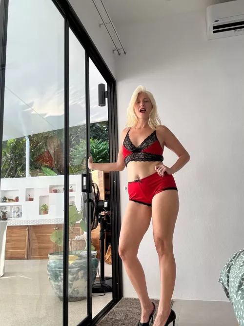 MILF fuckdoll at your service