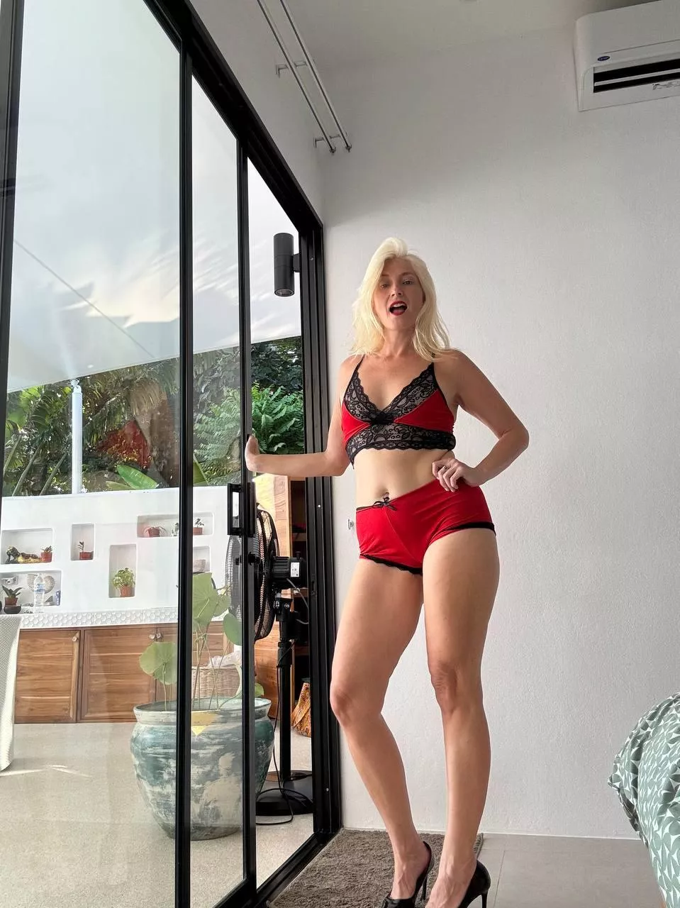 MILF fuckdoll at your service