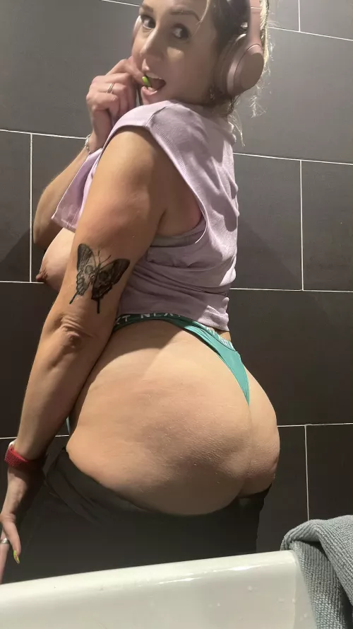 my juicy ass is so hungry, can you please feed him?