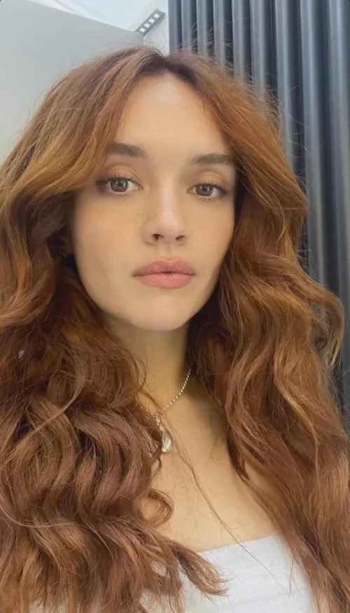 Olivia Cooke is soooo sexy she just gets me wanting to chat with a bud