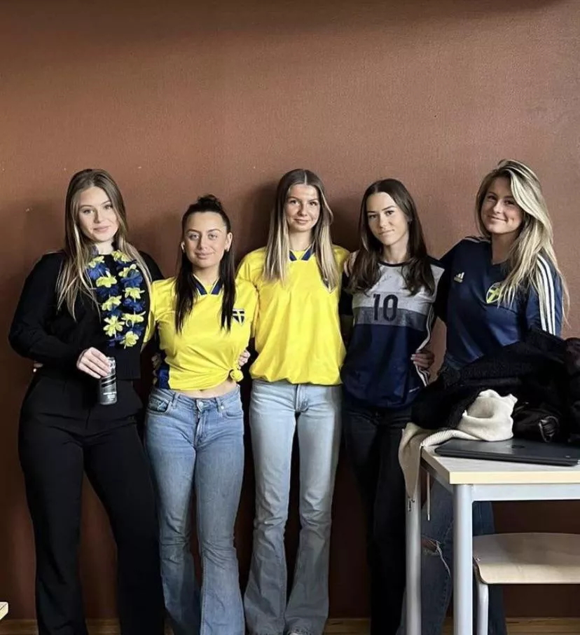 Pick a girl to give you a handjob [5]