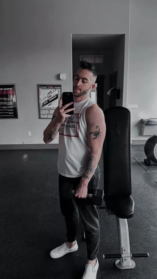 Random pic from the gym this AM, felt good 🙌🏼