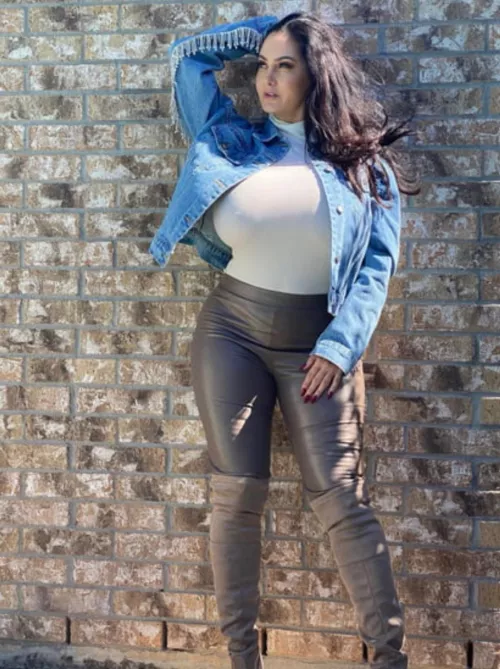 She looks very familiar. I think i have seen her somewhere before? 