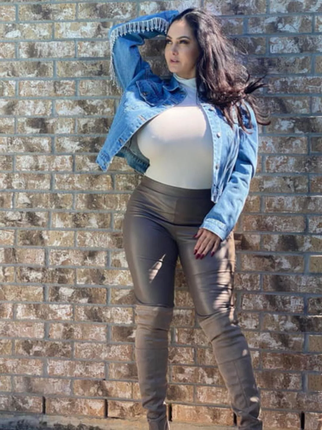 She looks very familiar. I think i have seen her somewhere before? 