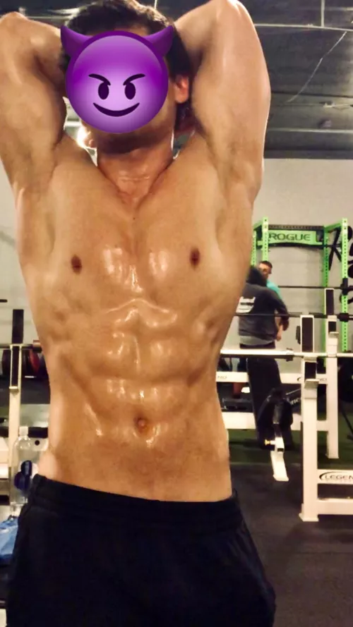 Shirt off + abs popping out to attract cuties at the gym 🥰🥰🥰