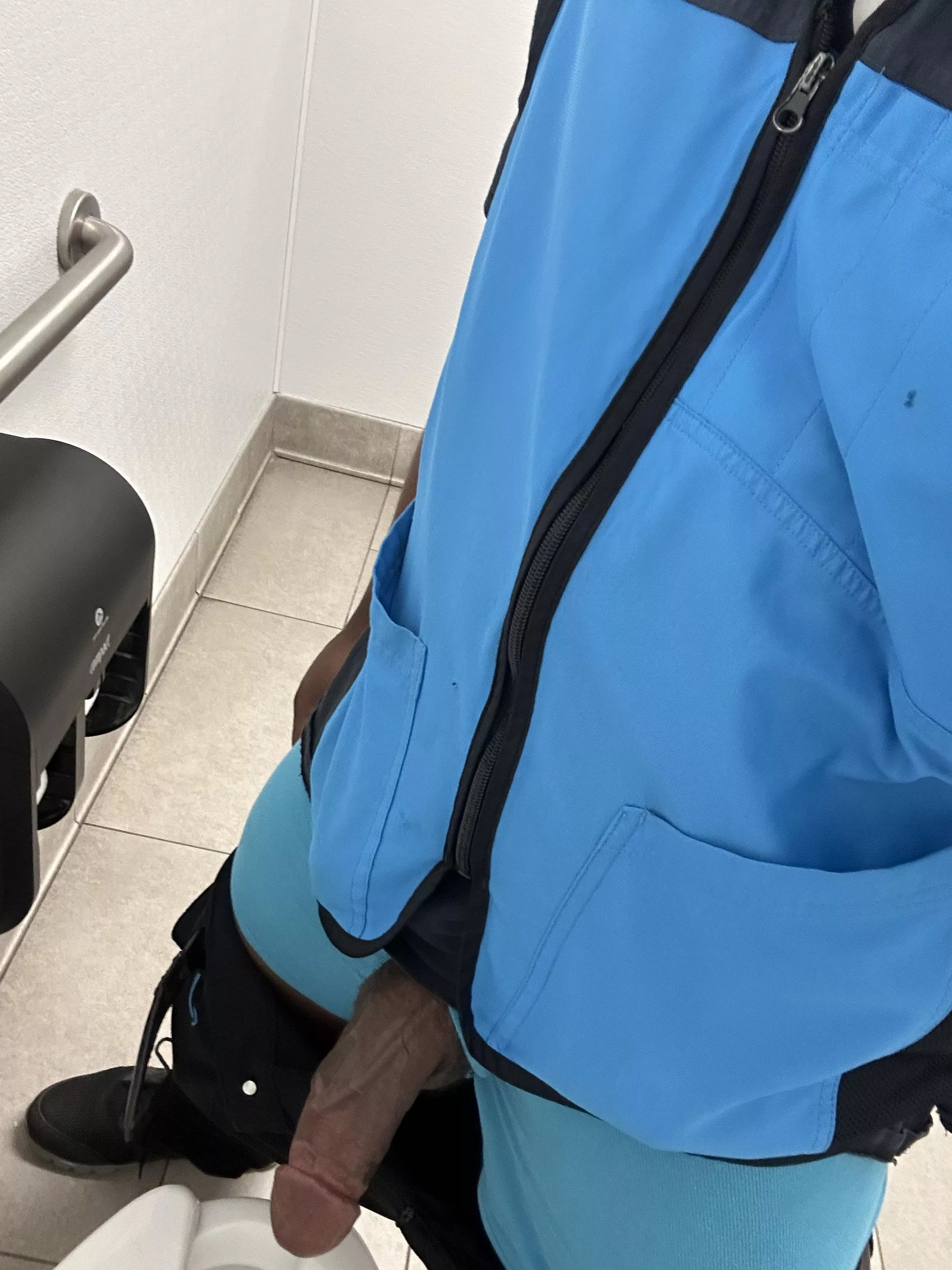 Your package will be arriving soon… 📦 must get it hard with no hands