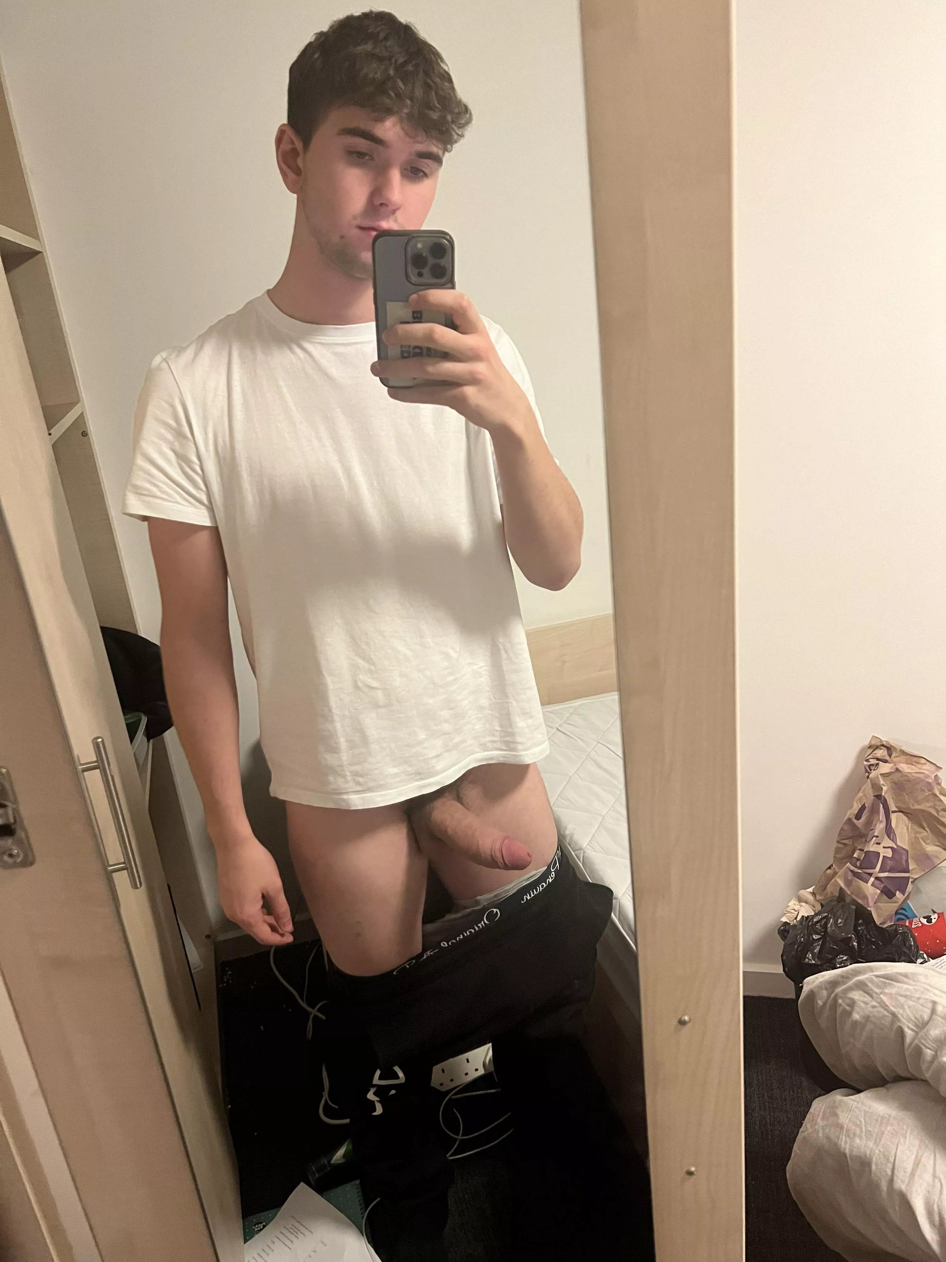 19, celebrating the end of my first year of uni with a nude for you all 😘😘