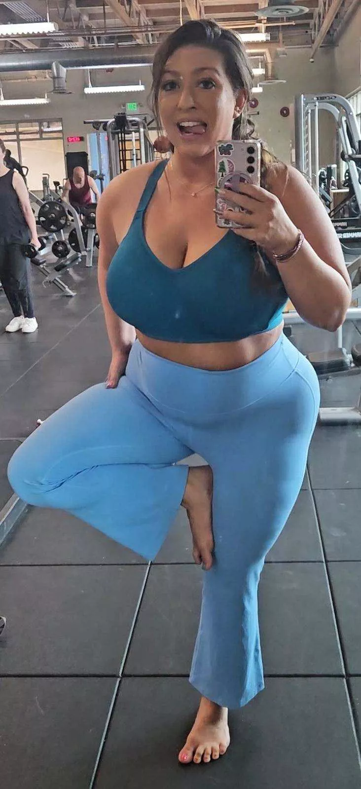 Can I be your thick gym buddy 