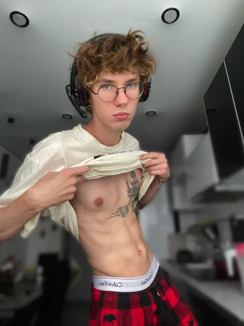 guys, please tell me, is it better to play on a computer or laptop, or maybe on a dick?