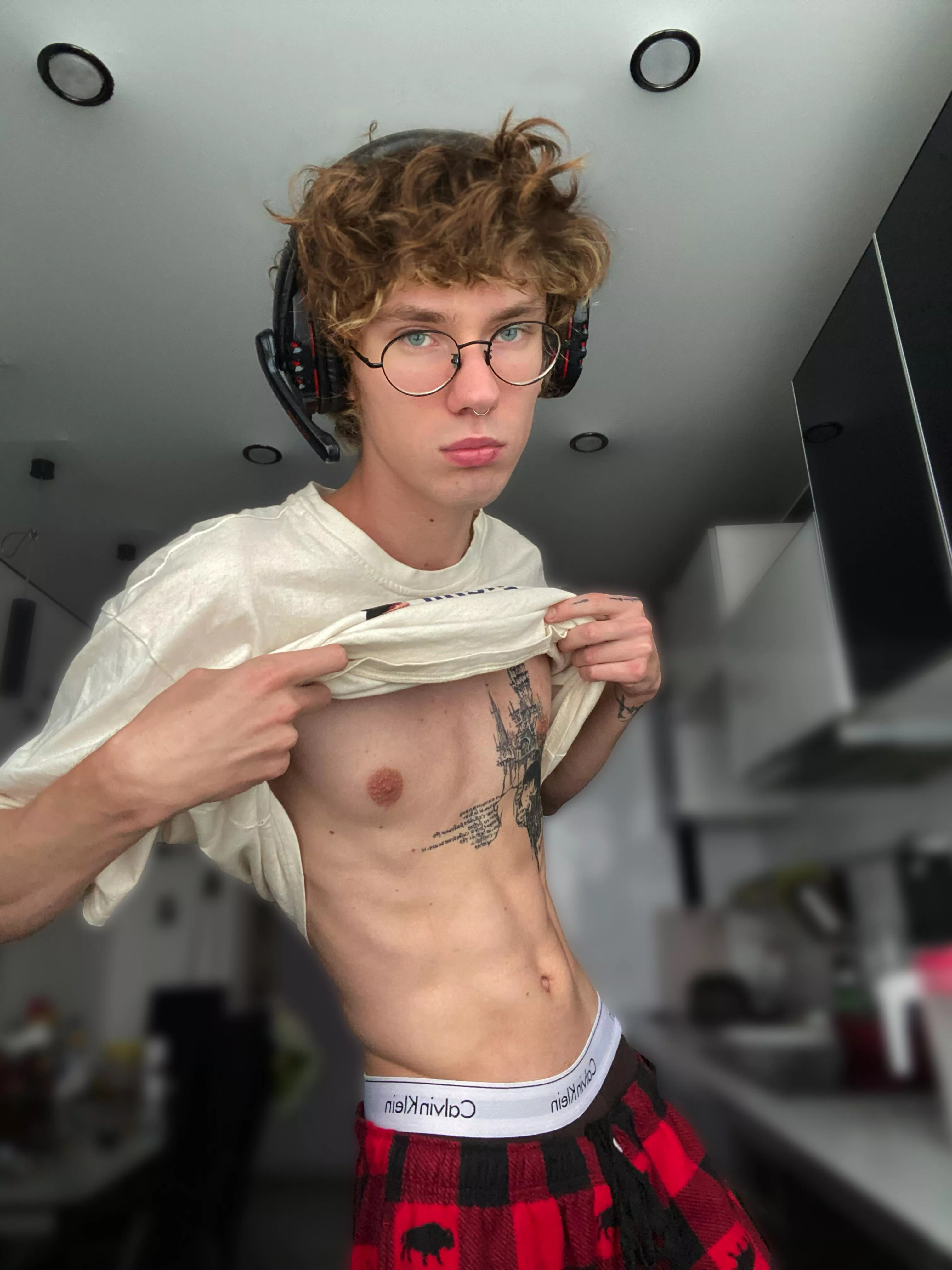 guys, please tell me, is it better to play on a computer or laptop, or maybe on a dick?