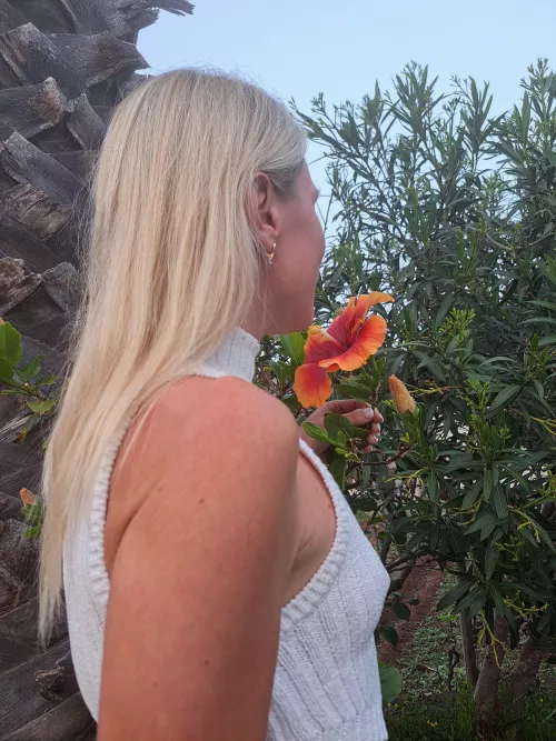 I find braless looks most comfy and stylish 