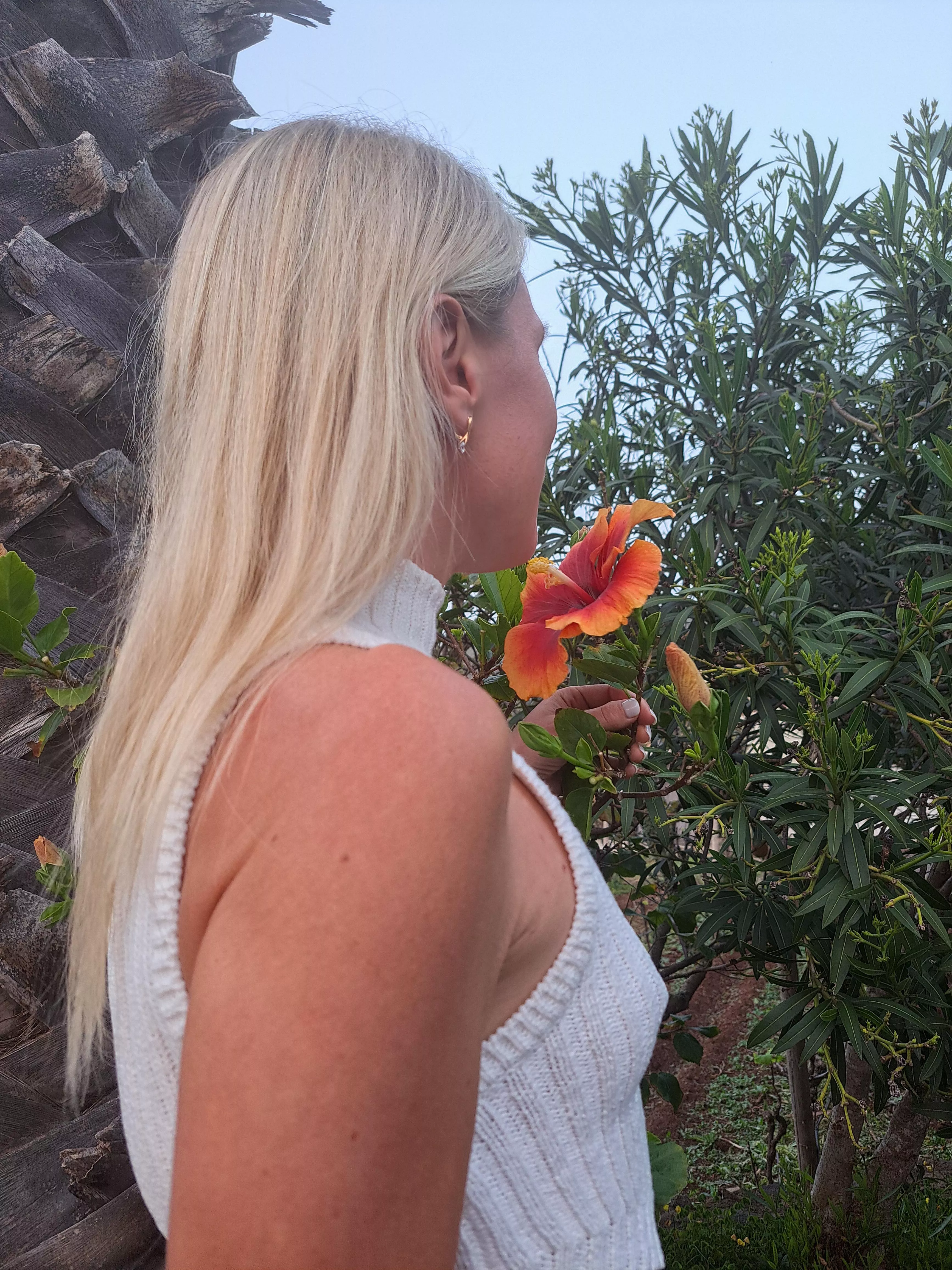 I find braless looks most comfy and stylish 