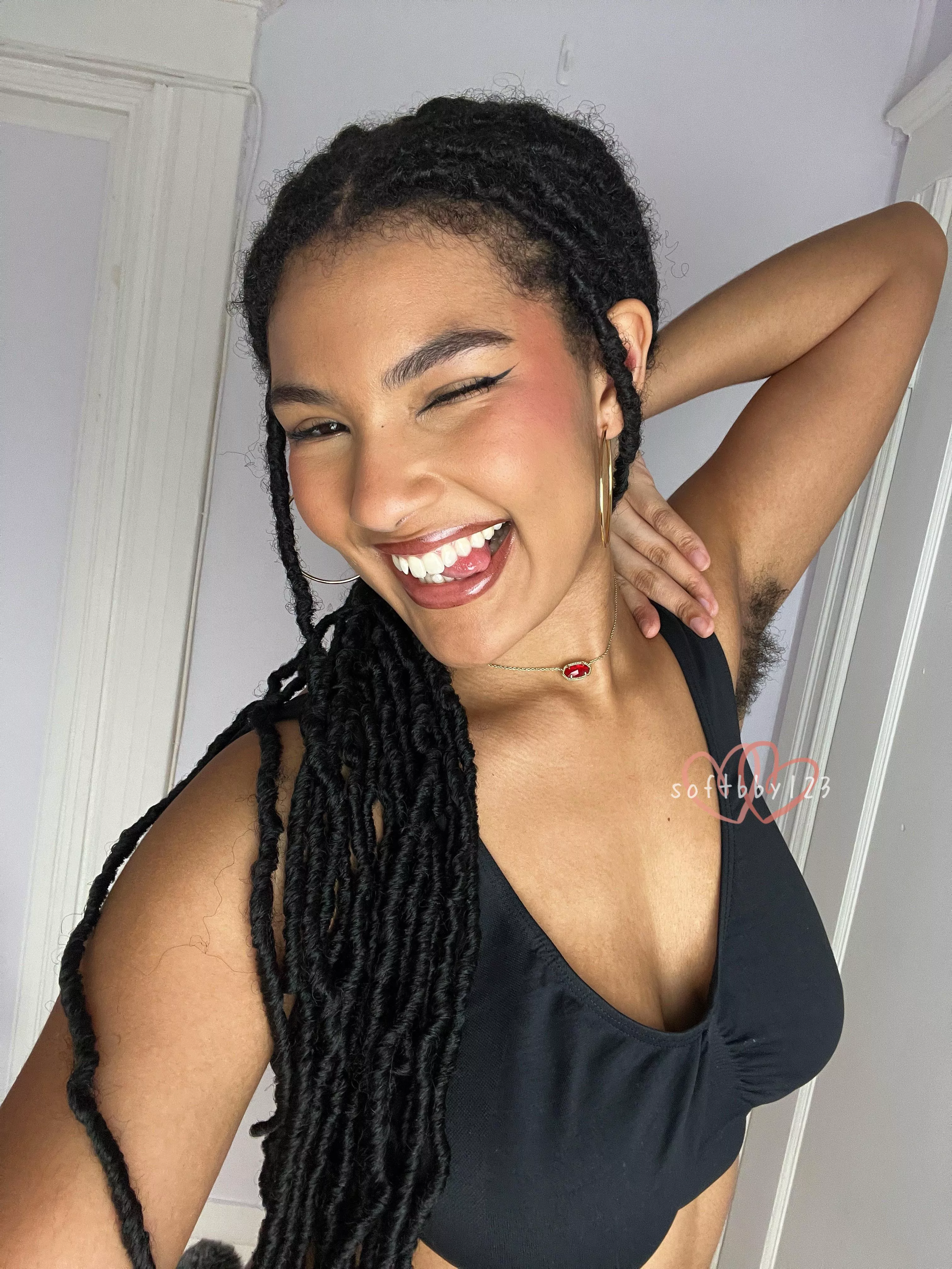 Just look at the length on that pit hair 