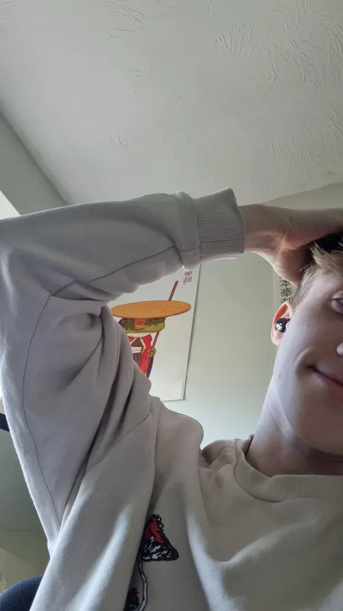 M22 UK Straight guy here bored af wondering if any gay bottoms or femboys wanna be friends and get to know each other if you're my age or younger hmu 