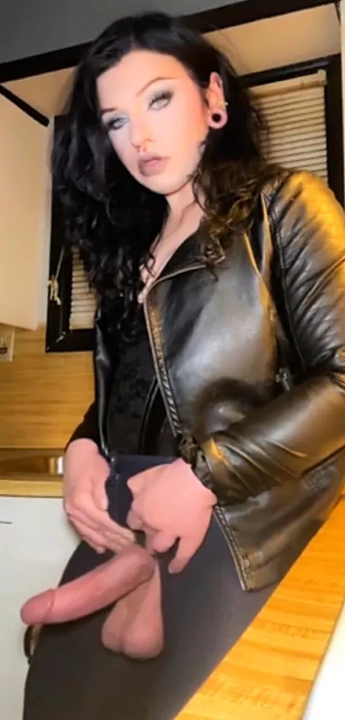 My balls are sooo full 🥵 Who’s gonna drain me dry?!